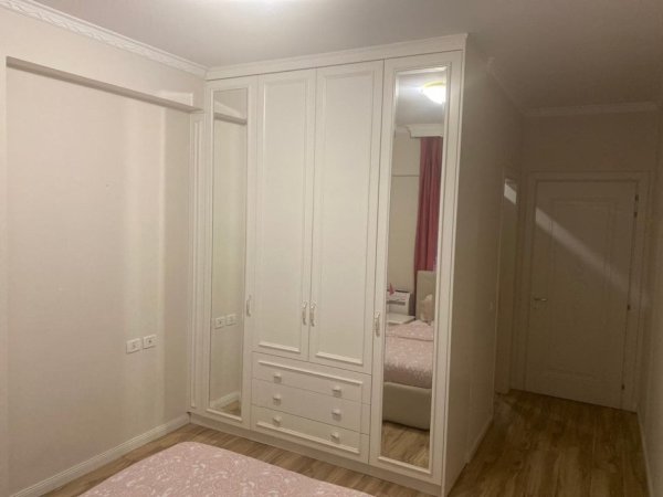 Tirane, jepet me qera apartament 2+1 Kati 2, 110 m² 900 € (komuna e parisit)