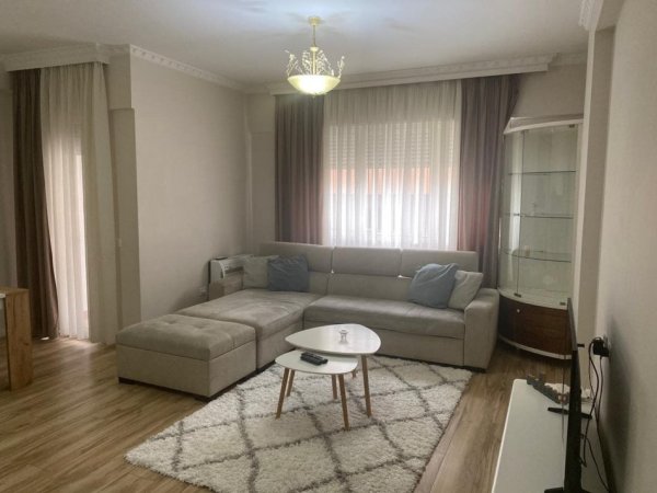 Tirane, jepet me qera apartament 2+1 Kati 2, 110 m² 900 € (komuna e parisit)