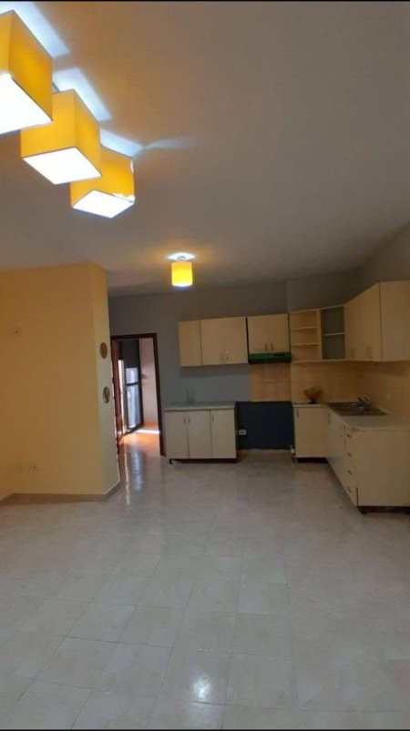 jepet me qera apartament 2+1 per banim ose zyre Kati 7, 87 m² 400 € (Te ministria e jashtme)
