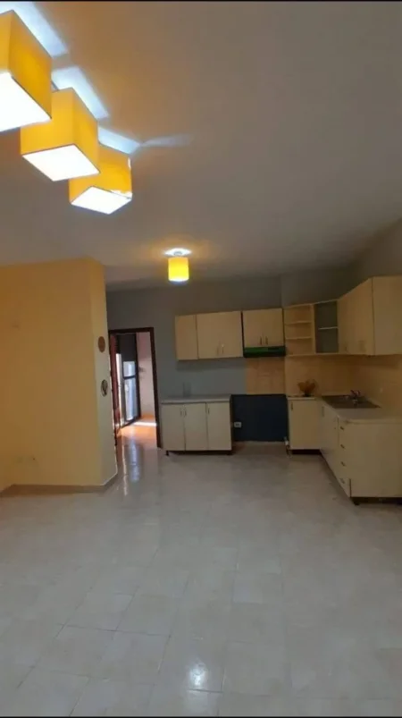 jepet me qera apartament 2+1 per banim ose zyre Kati 7, 87 m² 400 € (Te ministria e jashtme)