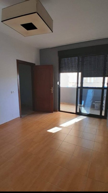 jepet me qera apartament 2+1 per banim ose zyre Kati 7, 87 m² 400 € (Te ministria e jashtme)