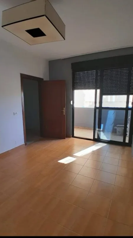 jepet me qera apartament 2+1 per banim ose zyre Kati 7, 87 m² 400 € (Te ministria e jashtme)