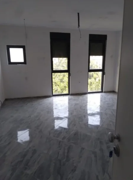 Korce, Shitet ambjent 61 m², (apart.1+1+aneks). I mundshem per perdorim si apartament banimi ose per ambjent biznesi. Kati 3, (Rruga Jovan Çiço Kosturi)