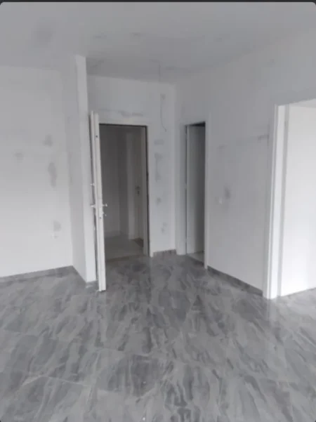 Korce, Shitet ambjent 61 m², (apart.1+1+aneks). I mundshem per perdorim si apartament banimi ose per ambjent biznesi. Kati 3, (Rruga Jovan Çiço Kosturi)