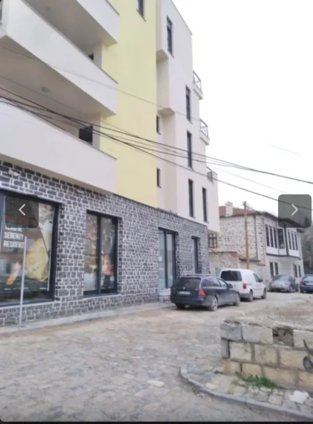 Korce, Shitet ambjent 61 m², (apart.1+1+aneks). I mundshem per perdorim si apartament banimi ose per ambjent biznesi. Kati 3, (Rruga Jovan Çiço Kosturi)