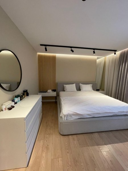 Tirane, jepet me qera apartament 2+1+Ballkon , 90 m² 1.000 € 