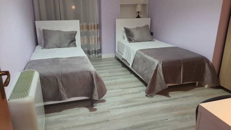Tirane, jepet me qera apartament 2+1 Kati 5, 140 m² 1.200 € (komuna e parisit)