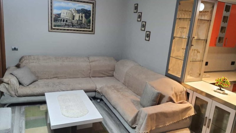 Tirane, jepet me qera apartament 2+1 Kati 5, 140 m² 1.200 € (komuna e parisit)
