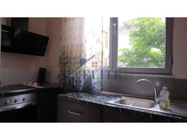 Tirane, jepet me qera apartament 2+1+Ballkon Kati 2, 75 m² 550 € (Rruga e Dibres)