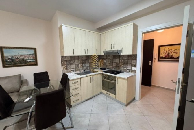 Tirane, jepet me qera apartament 2+1+Ballkon Kati 6, 80 m² 550 € (– Selite prane rrethrrotullimit, Kompleksi Nova)