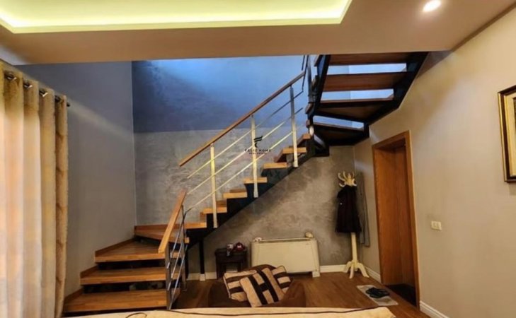 Tirane, jepet me qera apartament duplex 2 Katshe Kati 1, 50 m² 400 € (RRUGA DIBRES)
