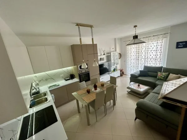 Tirane, jap me qera apartament 2+1+Ballkon Kati 3, 100 m² 460 € (Rr.Dajtit-Restorant Fresku)
