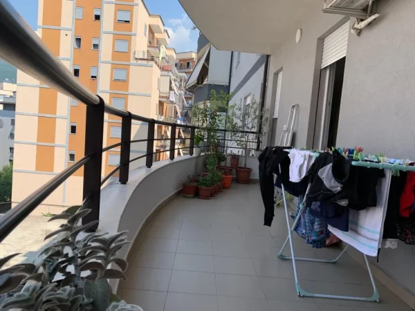 Tirane, jap me qera apartament 2+1+Ballkon Kati 3, 100 m² 460 € (Rr.Dajtit-Restorant Fresku)