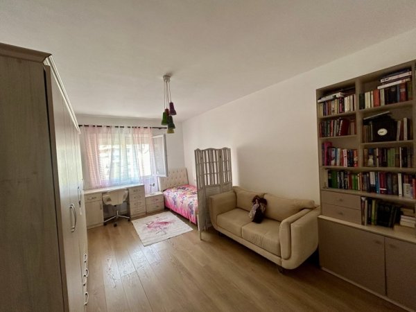 Tirane, jap me qera apartament 2+1+Ballkon Kati 3, 100 m² 460 € (Rr.Dajtit-Restorant Fresku)