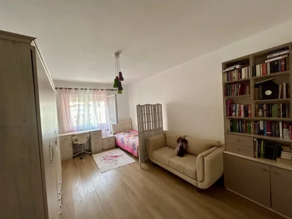 Tirane, jap me qera apartament 2+1+Ballkon Kati 3, 100 m² 460 € (Rr.Dajtit-Restorant Fresku)