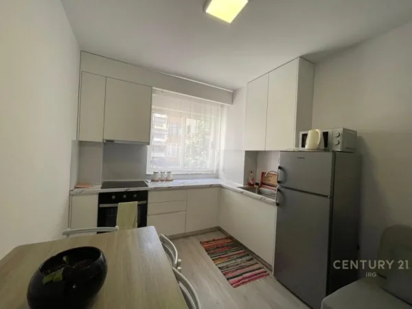Tirane, jepet me qera apartament 1+1 Kati 2, 60 m² 600 € (Pazari i Ri)