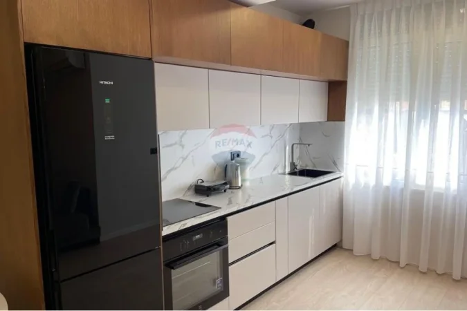 Tirane, jepet me qera apartament 1+1 , 650 € (qender)
