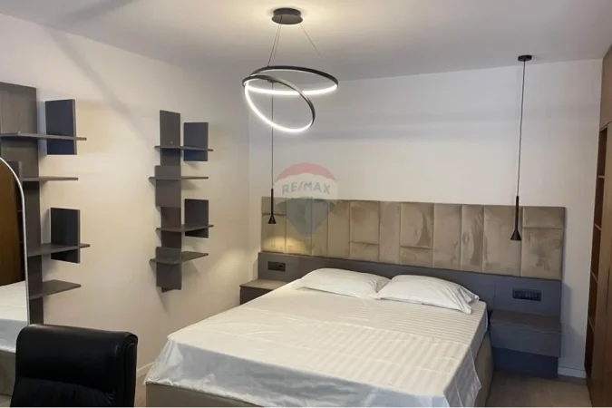 Tirane, jepet me qera apartament 1+1 , 650 € (qender)