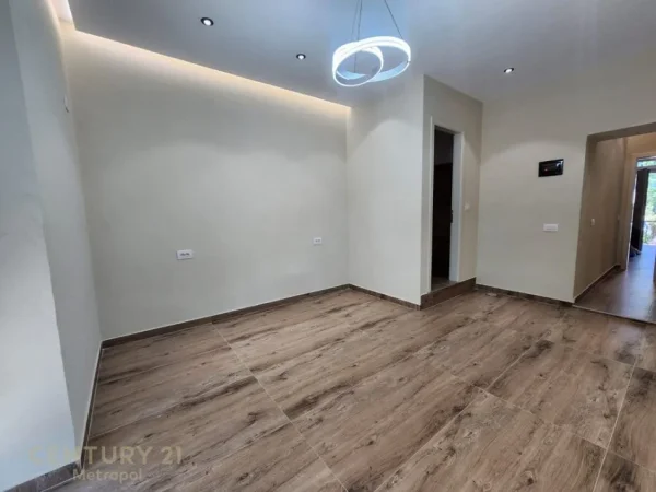 Tirane, jepet me qera zyre Kati 1, 18 m² 650 € (Myslym Shyr)