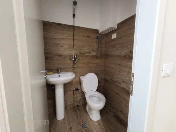 Tirane, jepet me qera zyre Kati 1, 18 m² 650 € (Myslym Shyr)