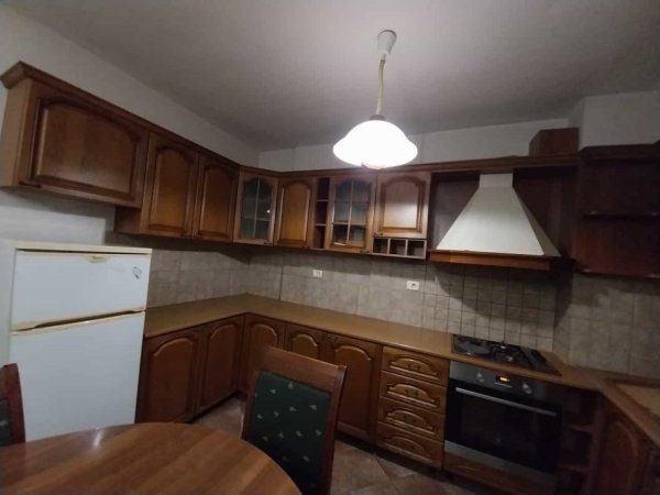 Tirane, jepet me qera apartament 1+1+Ballkon Kati 3, 70 m² 500 € (komuna e parisit)