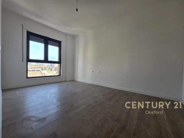 Tirane, jepet me qera zyre Kati 4, 94 m² 1.250 € (Komuna Parisit)