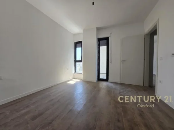 Tirane, jepet me qera zyre Kati 4, 94 m² 1.250 € (Komuna Parisit)