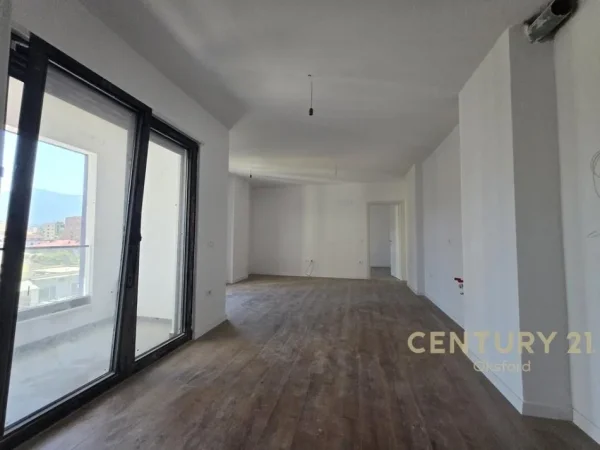 Tirane, jepet me qera zyre Kati 4, 94 m² 1.250 € (Komuna Parisit)