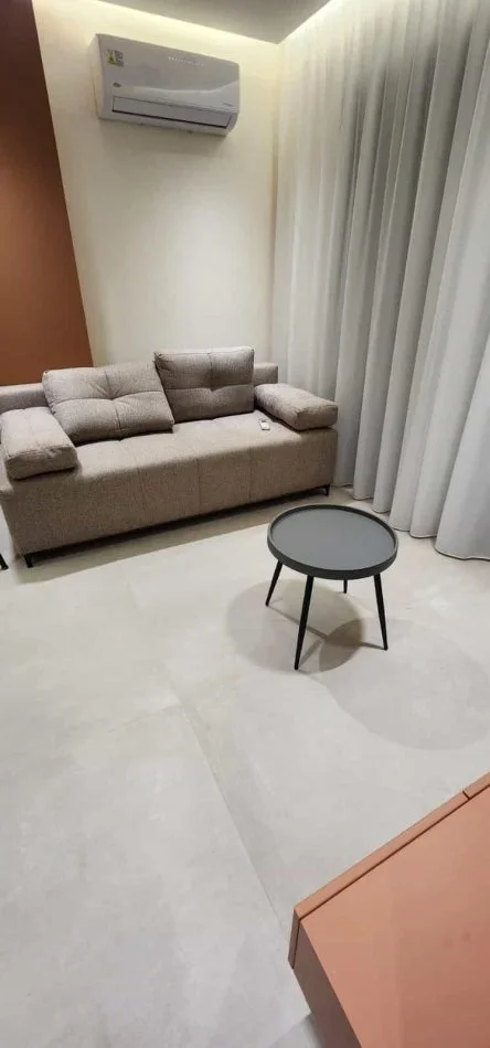 Tirane, jepet me qera apartament 1+1+Ballkon Kati 2, 55 m² 1.100 € (shkolla e kuqe)