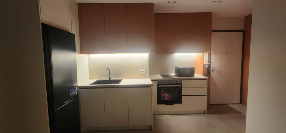 Tirane, jepet me qera apartament 1+1+Ballkon Kati 2, 55 m² 1.100 € (shkolla e kuqe)