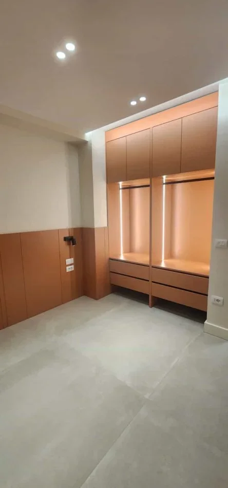Tirane, jepet me qera apartament 1+1+Ballkon Kati 2, 55 m² 1.100 € (shkolla e kuqe)