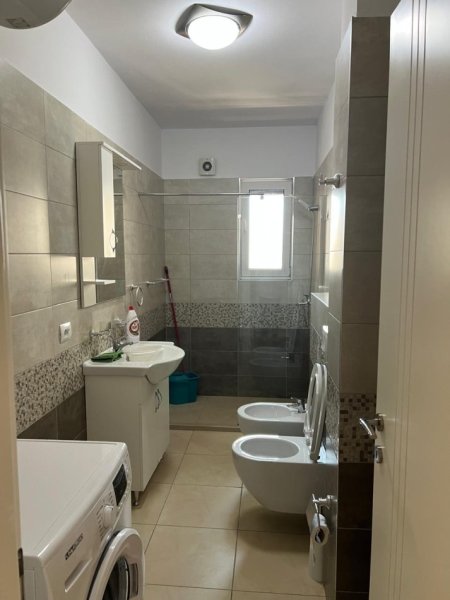 Tirane, jepet me qera apartament 1+1+Ballkon Kati 3, 70 m² 750 € (Rruga e Kavajes)
