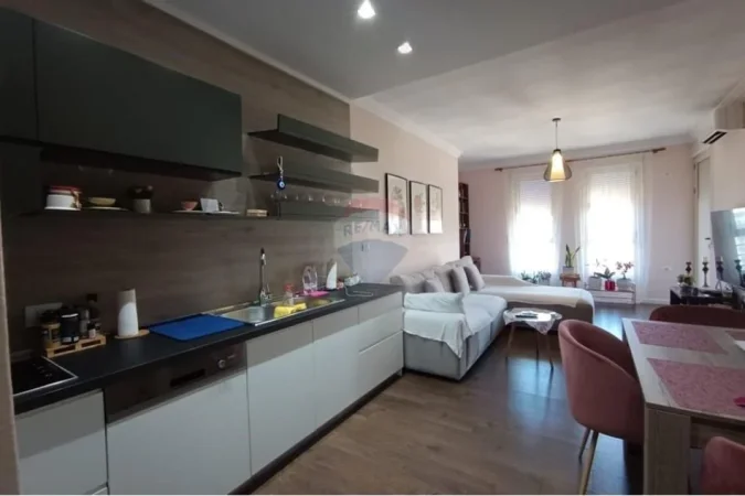Tirane, jepet me qera apartament 1+1 , 700 € 