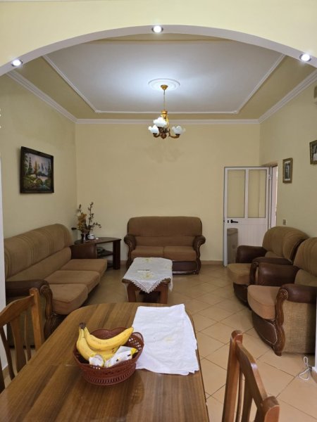 Tirane, jepet me qera apartament 1+1+Ballkon Kati 1, 70 m² 400 € (rruga halit bega)