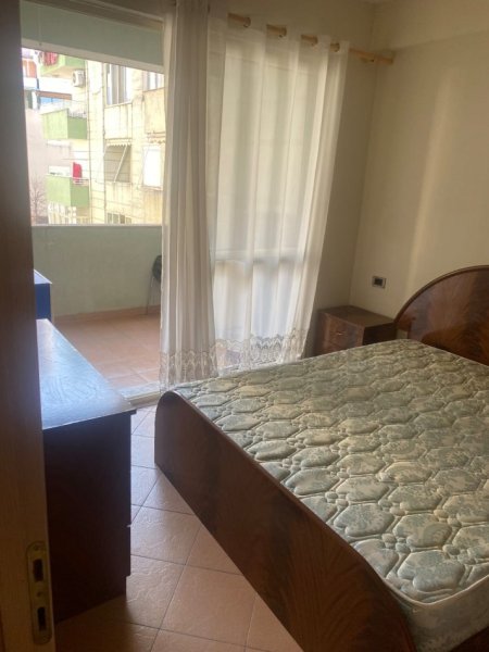 Tirane, jepet me qera apartament 1+1+Ballkon Kati 4, 68 m² 300 €