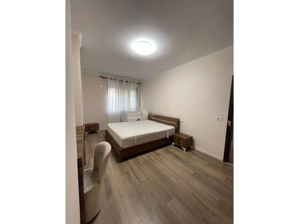 Tirane, jepet me qera apartament 2+1 Kati 2, 90 m² 450 € (Fresku)