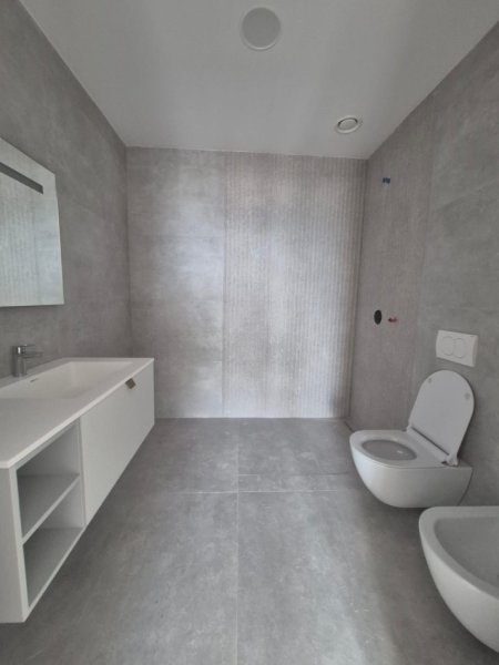 Tirane, jepet me qera zyre Kati 20, 147 m² 3.000 € (Bulevardi Bajram Curri)