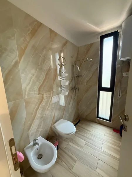 Tirane, jepet me qera apartament 1+1+Aneks+Ballkon Kati 8, 80 m² 600 € (Parku Olimpik)