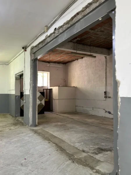 Tirane, jepet me qera magazine Kati 2, 300 m² 1.800 € (Rruga Siri Kodra)