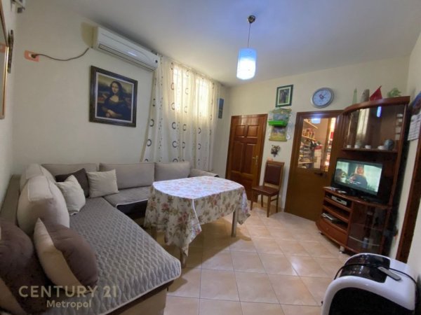 Tirane, jepet me qera shtepi 3+1 Kati 1, 80 m² 800 € (Bulevardi Zogu 1)