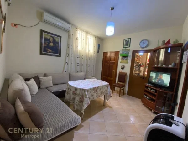 Tirane, jepet me qera shtepi 3+1 Kati 1, 80 m² 800 € (Bulevardi Zogu 1)