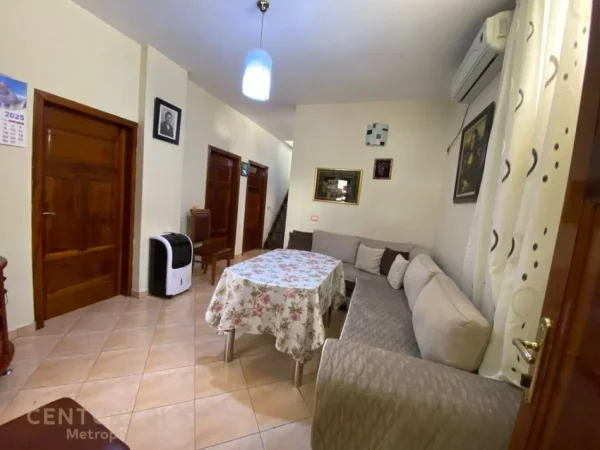 Tirane, jepet me qera shtepi 3+1 Kati 1, 80 m² 800 € (Bulevardi Zogu 1)
