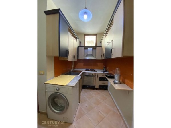 Tirane, jepet me qera shtepi 3+1 Kati 1, 80 m² 800 € (Bulevardi Zogu 1)