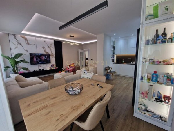 Tirane, jepet me qera apartament 3+1 Kati 6, 136 m² 1.200 € (Rezidenca Turdiu)