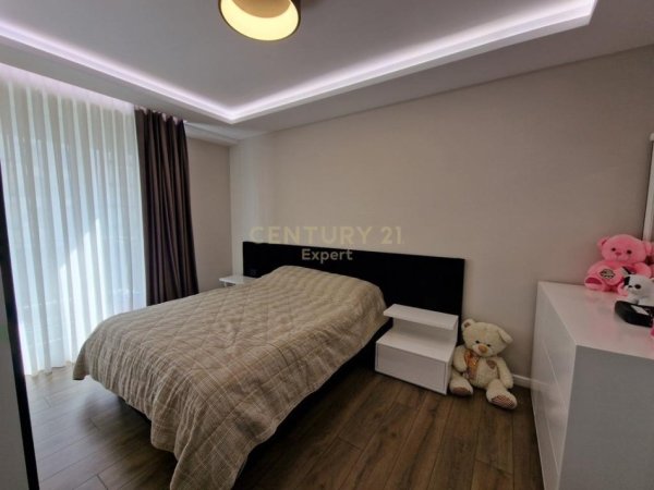 Tirane, jepet me qera apartament 3+1 Kati 6, 136 m² 1.200 € (Rezidenca Turdiu)