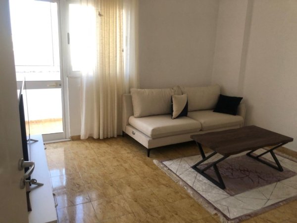 Tirane, jepet me qera apartament 2+1+Ballkon Kati 4, 78 m² 500 € 