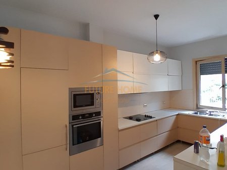 Tirane, jepet me qera apartament 2+1 Kati 1, 120 m² 750 € 