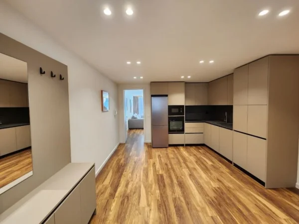 Tirane, jepet me qera apartament 2+1 Kati 5, 1.200 m² 1.200 € (Qender)