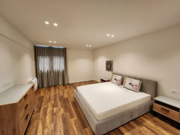 Tirane, jepet me qera apartament 2+1 Kati 5, 1.200 m² 1.200 € (Qender)