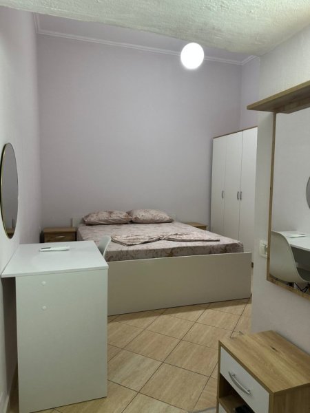 Tirane, jap me qera garsonier 1+1 Kati 1, 40 m² 300 € (Rruga Jorgo Plaku ne 5 Maj)
